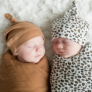 De Lulujo Hello World Swaddle & Hat Leopard set zorgt ervoor dat je pasgeborene er niet alleen warmpjes bij ligt maar ook nog eens camera ready is! Deze Lulujo set bestaat uit een swaddle met het formaat van 120 x 120 cm en is gemaakt van een hoge kwaliteit katoen& viscose bamboo. Deze swaddle heeft een leuke luipaardenprint op een witte ondergrond. Tevens wordt er een bijpassende knoopmutsje geleverd met dezelfde print.