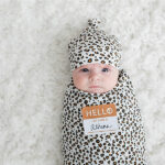 De Lulujo Hello World Swaddle & Hat Leopard set zorgt ervoor dat je pasgeborene er niet alleen warmpjes bij ligt maar ook nog eens camera ready is! Deze Lulujo set bestaat uit een swaddle met het formaat van 120 x 120 cm en is gemaakt van een hoge kwaliteit katoen& viscose bamboo. Deze swaddle heeft een leuke luipaardenprint op een witte ondergrond. Tevens wordt er een bijpassende knoopmutsje geleverd met dezelfde print.