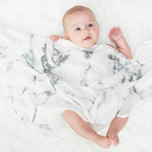 De Lulujo Hello World Swaddle & Hat Marble set zorgt ervoor dat je pasgeborene er niet alleen warmpjes bij ligt maar ook nog eens camera ready is! Deze Lulujo set bestaat uit een swaddle & een knoopmutjes. Beide hebben een marmerprint. De swaddle heeft het formaat van 120 x 120 cm en is gemaakt van een hoge kwaliteit katoen& viscose bamboo. Het knoopmutsje is geschikt voor de leeftijd van 0 - 3 maanden.