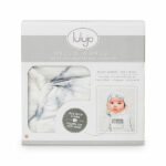 De Lulujo Hello World Swaddle & Hat Marble set zorgt ervoor dat je pasgeborene er niet alleen warmpjes bij ligt maar ook nog eens camera ready is! Deze Lulujo set bestaat uit een swaddle & een knoopmutjes. Beide hebben een marmerprint. De swaddle heeft het formaat van 120 x 120 cm en is gemaakt van een hoge kwaliteit katoen& viscose bamboo. Het knoopmutsje is geschikt voor de leeftijd van 0 - 3 maanden.