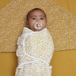 De cheethaprint op deze Meyco Baby Cheetah Honey Gold inbakerdoek oogt rustig en subtiel dankzij de zachte kleuren. Precies goed voor jouw kleintje! Met de doek kun je je kleintje veilig inbakeren. En niets is fijner dan dat voor jouw pasgeboren baby want op deze manier valt jouw kleintje lekker in slaap. De sluiting van deze inbakerdoek is gemaakt van klittenband.