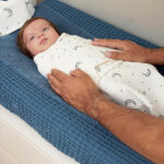 Laat jouw kleine dromer heerlijk in slaap vallen onder de mooie sterretjes en maantjes van de prachtige Moon print. Met de doek kun je je kleintje veilig inbakeren. En niets is fijner dan dat voor jouw pasgeboren baby want op deze manier valt jouw kleintje lekker in slaap. De sluiting van deze inbakerdoek is gemaakt van klittenband.