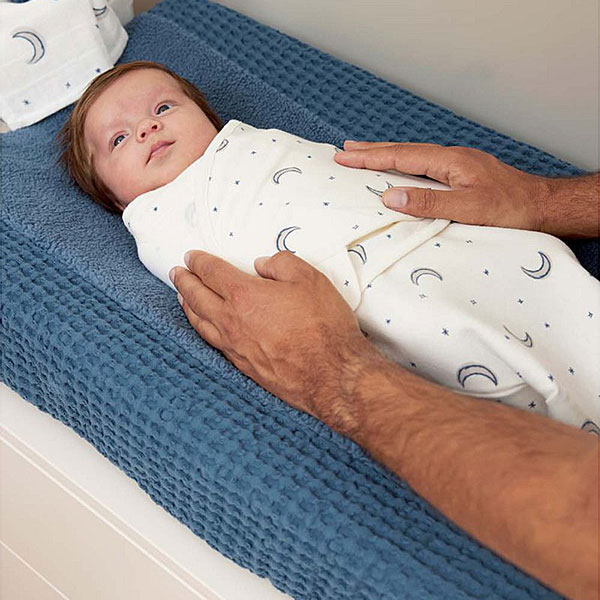 Laat jouw kleine dromer heerlijk in slaap vallen onder de mooie sterretjes en maantjes van de prachtige Moon print. Met de doek kun je je kleintje veilig inbakeren. En niets is fijner dan dat voor jouw pasgeboren baby want op deze manier valt jouw kleintje lekker in slaap. De sluiting van deze inbakerdoek is gemaakt van klittenband.