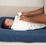 Meyco inbakerdoek Moon Indigo met maan en sterren print in indigo kleur voor veilig en geborgen inbakeren van je baby