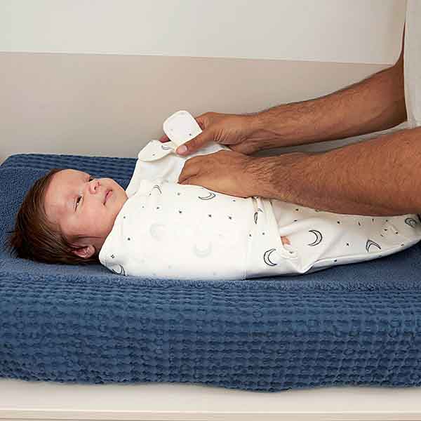 Meyco inbakerdoek Moon Indigo met maan en sterren print in indigo kleur voor veilig en geborgen inbakeren van je baby