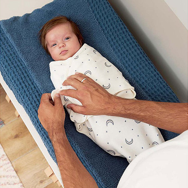 Laat jouw kleine dromer heerlijk in slaap vallen onder de mooie sterretjes en maantjes van de prachtige Moon print. Met de doek kun je je kleintje veilig inbakeren. En niets is fijner dan dat voor jouw pasgeboren baby want op deze manier valt jouw kleintje lekker in slaap. De sluiting van deze inbakerdoek is gemaakt van klittenband.