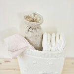 Een mooie set van 6 badstof monddoekjes uit de collectie Basics van Meyco. Baby’tjes geven regelmatig wat voeding terug tijdens het voeden. Daarom kun je echt niet zonder een voorraadje spuugdoeken, ook wel monddoekjes genoemd. Met deze handige Meyco Baby Spuugdoek Basic Badstof vang je alle knoeipartijtjes netjes op. Natuurlijk zijn ze ook héél handig wanneer je kleintje veel aan het kwijlen is.