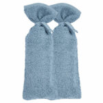 Een mooie kruikenzak met in de kleur blauw. De kruikenzak maak je eenvoudig open en dicht met de handige koordjes. De hoes is bedoeld voor de ronde, metalen kruik en gemaakt van 100% badstof katoen. Hierdoor voelt hij dus zo lekker zacht aan. Een kruikenzak is een echte must have wanneer je voor je pasgeboren baby of kindje een kruik gebruikt.