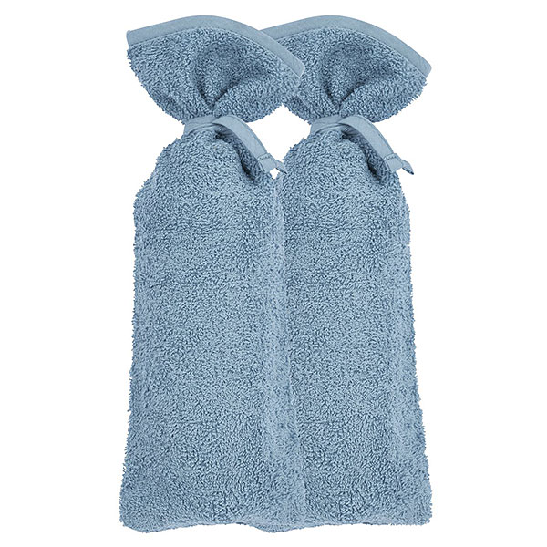 Een mooie kruikenzak met in de kleur blauw. De kruikenzak maak je eenvoudig open en dicht met de handige koordjes. De hoes is bedoeld voor de ronde, metalen kruik en gemaakt van 100% badstof katoen. Hierdoor voelt hij dus zo lekker zacht aan. Een kruikenzak is een echte must have wanneer je voor je pasgeboren baby of kindje een kruik gebruikt.