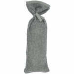 Een mooie kruikenzak met in de kleur grijs. De kruikenzak maak je eenvoudig open en dicht met de handige koordjes. De hoes is bedoeld voor de ronde, metalen kruik en gemaakt van 100% badstof katoen. Hierdoor voelt hij dus zo lekker zacht aan. Een kruikenzak is een echte must have wanneer je voor je pasgeboren baby of kindje een kruik gebruikt.