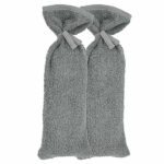 Een mooie kruikenzak met in de kleur grijs. De kruikenzak maak je eenvoudig open en dicht met de handige koordjes. De hoes is bedoeld voor de ronde, metalen kruik en gemaakt van 100% badstof katoen. Hierdoor voelt hij dus zo lekker zacht aan. Een kruikenzak is een echte must have wanneer je voor je pasgeboren baby of kindje een kruik gebruikt.