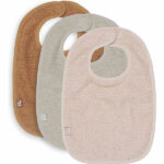 Op zoek naar fijne slabbetjes die veel kunnen opnemen en lekker matchen? Deze 3-pack 'does all that'. In de prachtige kleurtjes Pale Pink, Nougat & Caramel zijn deze slabbetjes prachtig om te zien en in de heerlijke badstof zijn ze lekker zacht en nemen ze alles op. Wel zo handig met die kliederende kiddo's. Je sluit het slabbetje gemakkelijk met klittenband aan de achterkant!