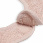 Op zoek naar fijne slabbetjes die veel kunnen opnemen en lekker matchen? Deze 3-pack 'does all that'. In de prachtige kleurtjes Pale Pink, Nougat & Caramel zijn deze slabbetjes prachtig om te zien en in de heerlijke badstof zijn ze lekker zacht en nemen ze alles op. Wel zo handig met die kliederende kiddo's. Je sluit het slabbetje gemakkelijk met klittenband aan de achterkant!