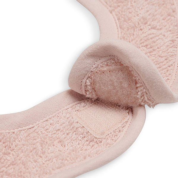 Op zoek naar fijne slabbetjes die veel kunnen opnemen en lekker matchen? Deze 3-pack 'does all that'. In de prachtige kleurtjes Pale Pink, Nougat & Caramel zijn deze slabbetjes prachtig om te zien en in de heerlijke badstof zijn ze lekker zacht en nemen ze alles op. Wel zo handig met die kliederende kiddo's. Je sluit het slabbetje gemakkelijk met klittenband aan de achterkant!