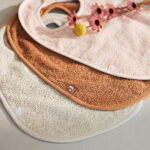 Op zoek naar fijne slabbetjes die veel kunnen opnemen en lekker matchen? Deze 3-pack 'does all that'. In de prachtige kleurtjes Pale Pink, Nougat & Caramel zijn deze slabbetjes prachtig om te zien en in de heerlijke badstof zijn ze lekker zacht en nemen ze alles op. Wel zo handig met die kliederende kiddo's. Je sluit het slabbetje gemakkelijk met klittenband aan de achterkant!