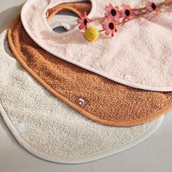 Op zoek naar fijne slabbetjes die veel kunnen opnemen en lekker matchen? Deze 3-pack 'does all that'. In de prachtige kleurtjes Pale Pink, Nougat & Caramel zijn deze slabbetjes prachtig om te zien en in de heerlijke badstof zijn ze lekker zacht en nemen ze alles op. Wel zo handig met die kliederende kiddo's. Je sluit het slabbetje gemakkelijk met klittenband aan de achterkant!
