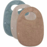 Op zoek naar fijne slabbetjes die veel kunnen opnemen en lekker matchen? Deze 3-pack 'does all that'. In de prachtige kleurtjes Sea Green, Nougat & Biscuit zijn deze slabbetjes prachtig om te zien en in de heerlijke badstof zijn ze lekker zacht en nemen ze alles op. Wel zo handig met die kliederende kiddo's. Je sluit het slabbetje gemakkelijk met klittenband aan de achterkant!