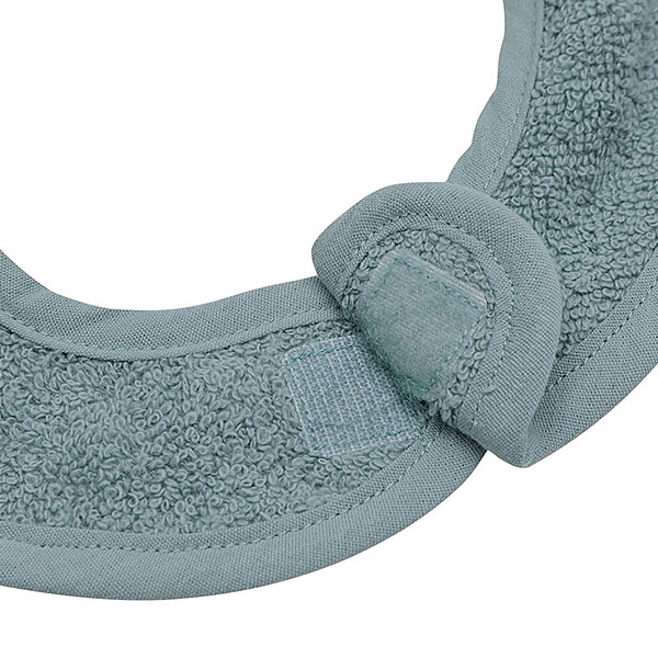 Op zoek naar fijne slabbetjes die veel kunnen opnemen en lekker matchen? Deze 3-pack 'does all that'. In de prachtige kleurtjes Sea Green, Nougat & Biscuit zijn deze slabbetjes prachtig om te zien en in de heerlijke badstof zijn ze lekker zacht en nemen ze alles op. Wel zo handig met die kliederende kiddo's. Je sluit het slabbetje gemakkelijk met klittenband aan de achterkant!