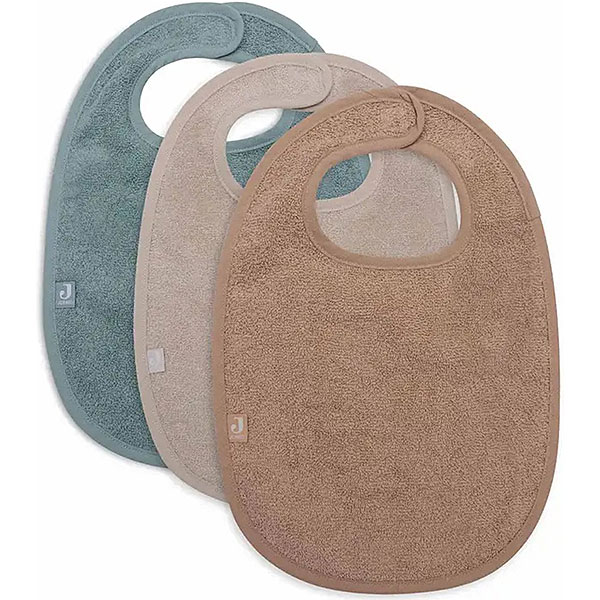 Op zoek naar fijne slabbetjes die veel kunnen opnemen en lekker matchen? Deze 3-pack 'does all that'. In de prachtige kleurtjes Sea Green, Nougat & Biscuit zijn deze slabbetjes prachtig om te zien en in de heerlijke badstof zijn ze lekker zacht en nemen ze alles op. Wel zo handig met die kliederende kiddo's. Je sluit het slabbetje gemakkelijk met klittenband aan de achterkant!