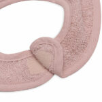 Op zoek naar fijne slabbetjes die veel kunnen opnemen en lekker matchen? Deze 3-pack 'does all that'. In de prachtige kleurtjes Wild Rose, Biscuit en Nougat zijn deze slabbetjes prachtig om te zien en in de heerlijke badstof zijn ze lekker zacht en nemen ze alles op. Wel zo handig met die kliederende kiddo's. Je sluit het slabbetje gemakkelijk met klittenband aan de achterkant!