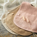 Op zoek naar fijne slabbetjes die veel kunnen opnemen en lekker matchen? Deze 3-pack 'does all that'. In de prachtige kleurtjes Wild Rose, Biscuit en Nougat zijn deze slabbetjes prachtig om te zien en in de heerlijke badstof zijn ze lekker zacht en nemen ze alles op. Wel zo handig met die kliederende kiddo's. Je sluit het slabbetje gemakkelijk met klittenband aan de achterkant!