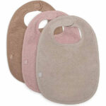 Op zoek naar fijne slabbetjes die veel kunnen opnemen en lekker matchen? Deze 3-pack 'does all that'. In de prachtige kleurtjes Wild Rose, Biscuit en Nougat zijn deze slabbetjes prachtig om te zien en in de heerlijke badstof zijn ze lekker zacht en nemen ze alles op. Wel zo handig met die kliederende kiddo's. Je sluit het slabbetje gemakkelijk met klittenband aan de achterkant!