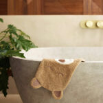 Deze washand Jungle Jambo Cheetah in de kleur caramel is perfect voor dagelijks gebruik. Hij is heerlijk zacht en lief voor het kwetsbare huidje van jouw baby, lekker lang zodat hij goed om je hand blijft zitten. Daarnaast heeft de washand schattige oortjes aan de bovenkant en een handig lusje om de washand op te hangen.