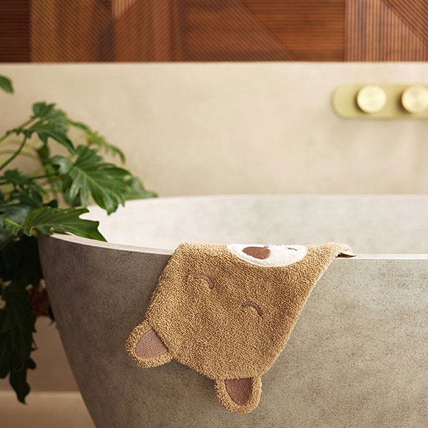 Deze washand Jungle Jambo Cheetah in de kleur caramel is perfect voor dagelijks gebruik. Hij is heerlijk zacht en lief voor het kwetsbare huidje van jouw baby, lekker lang zodat hij goed om je hand blijft zitten. Daarnaast heeft de washand schattige oortjes aan de bovenkant en een handig lusje om de washand op te hangen.