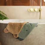 Deze washand Jungle Jambo Cheetah in de kleur caramel is perfect voor dagelijks gebruik. Hij is heerlijk zacht en lief voor het kwetsbare huidje van jouw baby, lekker lang zodat hij goed om je hand blijft zitten. Daarnaast heeft de washand schattige oortjes aan de bovenkant en een handig lusje om de washand op te hangen.