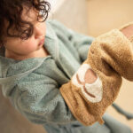 Deze washand Jungle Jambo Cheetah in de kleur caramel is perfect voor dagelijks gebruik. Hij is heerlijk zacht en lief voor het kwetsbare huidje van jouw baby, lekker lang zodat hij goed om je hand blijft zitten. Daarnaast heeft de washand schattige oortjes aan de bovenkant en een handig lusje om de washand op te hangen.