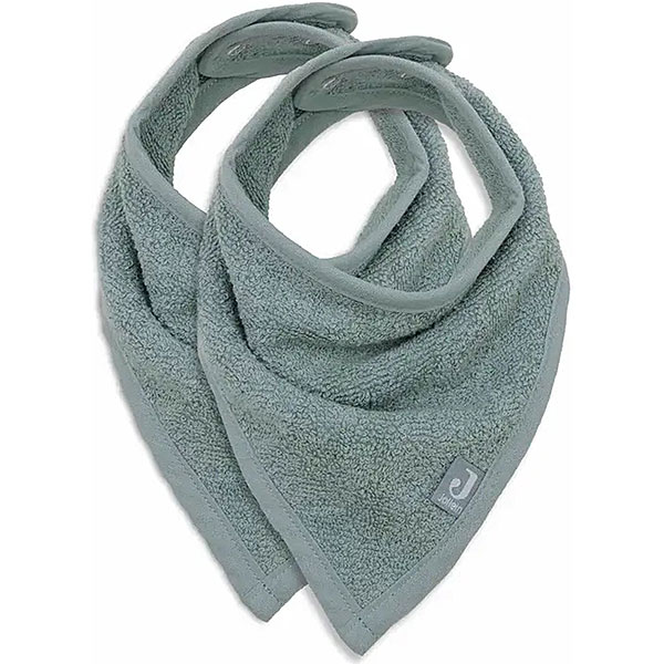 Deze handige badstof bandana Sea Green komt uit de Basic collectie van Jollein. Helpt tegen natte vlekken in kleding door kwijlen of tegen vlekken in het outfitje van jouw kleintje. De bandana is gemaakt van comfortabel zachte badstof en door de drukknoopjes aan de achterzijde kun je gemakkelijk het formaat aanpassen. Een bandana slab beschermt de kleertjes van je kindje tegen kwijlen gedurende de dag.