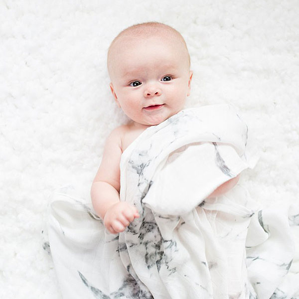 De Lulujo Hello World Swaddle & Hat Marble set zorgt ervoor dat je pasgeborene er niet alleen warmpjes bij ligt maar ook nog eens camera ready is! Deze Lulujo set bestaat uit een swaddle & een knoopmutjes. Beide hebben een marmerprint. De swaddle heeft het formaat van 120 x 120 cm en is gemaakt van een hoge kwaliteit katoen& viscose bamboo. Het knoopmutsje is geschikt voor de leeftijd van 0 - 3 maanden.