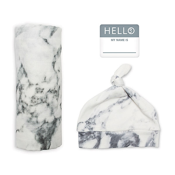 De Lulujo Hello World Swaddle & Hat Marble set zorgt ervoor dat je pasgeborene er niet alleen warmpjes bij ligt maar ook nog eens camera ready is! Deze Lulujo set bestaat uit een swaddle & een knoopmutjes. Beide hebben een marmerprint. De swaddle heeft het formaat van 120 x 120 cm en is gemaakt van een hoge kwaliteit katoen& viscose bamboo. Het knoopmutsje is geschikt voor de leeftijd van 0 - 3 maanden.