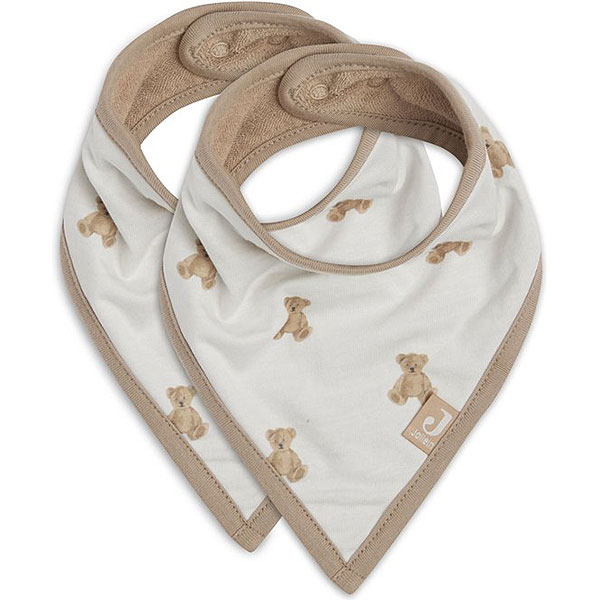 Handige en leuke bandana slabben van Jollein gemaakt van zachte hydrofiel stof. Deze bandana slabben zijn effen ecru van kleur met een leuke print van teddyberen. De slabben zijn afgezet met een bruine bies en de binnenzijde is gemaakt van zachte stof . De slabben zijn voorzien van 2 drukknoopjes zodat ze verstelbaar zijn in maat. Een bandana slab beschermt de kleertjes van je kindje tegen kwijlen gedurende de dag.