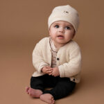 Dit leuke beige shirtje met lange mouwen komt uit de Amour collectie van Frogs and Dogs. Het shirtje is gemaakt van zachte katoen en heeft een fijne strepenprint de kleur zwart. De sluiting van dit shirtje zit op de voorzijden en heeft 2 knoopjes en het boordje van de hals is afgezet met een kanten randje. De mouwen hebben een omgeslagen boord afgezet met een kanten randje. De onderkant van het shirtje is gezoomd.