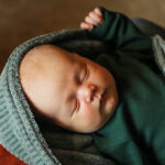 Dit mooie rompertje met turtleneck (col) in de kleur donkergroen komt uit de collectie van Mijs X Merlijn. Deze zeer stijlvolle turtleneck (col) romper met opstaande kraag heeft een drukker sluiting op de rug en aan de onderkant wat zeer handig voor het verschonen van de luier.