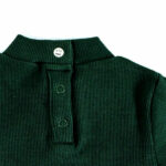 Dit mooie rompertje met turtleneck (col) in de kleur donkergroen komt uit de collectie van Mijs X Merlijn. Deze zeer stijlvolle turtleneck (col) romper met opstaande kraag heeft een drukker sluiting op de rug en aan de onderkant wat zeer handig voor het verschonen van de luier.