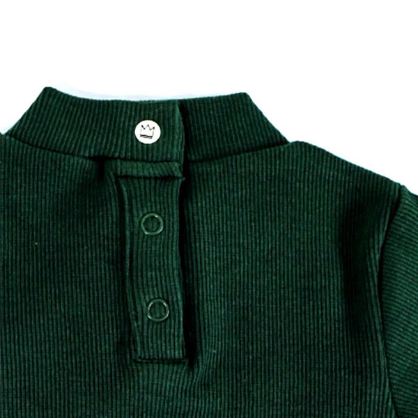 Dit mooie rompertje met turtleneck (col) in de kleur donkergroen komt uit de collectie van Mijs X Merlijn. Deze zeer stijlvolle turtleneck (col) romper met opstaande kraag heeft een drukker sluiting op de rug en aan de onderkant wat zeer handig voor het verschonen van de luier.