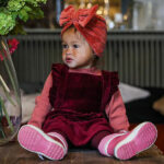 Dit mooie rompertje met turtleneck (col) in de kleur roze komt uit de collectie van Mijs X Merlijn. Deze zeer stijlvolle turtleneck (col) romper met opstaande kraag heeft een drukker sluiting op de rug en aan de onderkant wat zeer handig voor het verschonen van de luier.