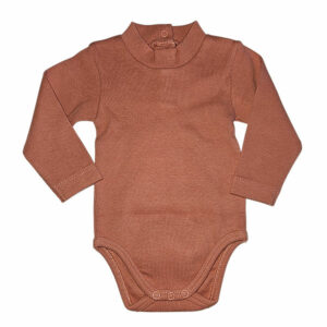 Dit mooie rompertje met turtleneck (col) in de kleur roze komt uit de collectie van Mijs X Merlijn. Deze zeer stijlvolle turtleneck (col) romper met opstaande kraag heeft een drukker sluiting op de rug en aan de onderkant wat zeer handig voor het verschonen van de luier.