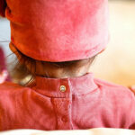 Dit mooie rompertje met turtleneck (col) in de kleur roze komt uit de collectie van Mijs X Merlijn. Deze zeer stijlvolle turtleneck (col) romper met opstaande kraag heeft een drukker sluiting op de rug en aan de onderkant wat zeer handig voor het verschonen van de luier.