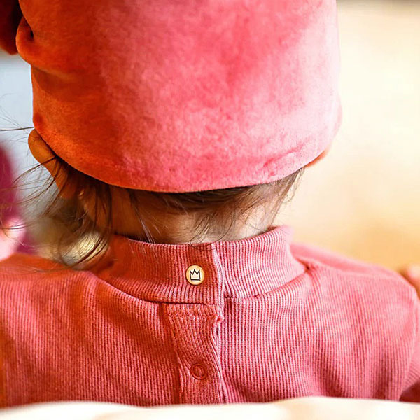 Dit mooie rompertje met turtleneck (col) in de kleur roze komt uit de collectie van Mijs X Merlijn. Deze zeer stijlvolle turtleneck (col) romper met opstaande kraag heeft een drukker sluiting op de rug en aan de onderkant wat zeer handig voor het verschonen van de luier.