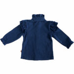 Dit prachtige ruffle baby blouse met unieke houten knoopjes heeft ruffles op de kraag en schouders. En is gemaakt van een zachte elastische kwaliteit wat comfort en warmte biedt voor je kleintje. De boord van de mouwtjes zijn afgewerkt met elastiek waardoor het aankleden nog makkelijker is.
