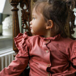 Dit prachtige roze ruffle baby blouse met unieke houten knoopjes heeft ruffles op de kraag en schouders. En is gemaakt van een zachte elastische kwaliteit wat comfort en warmte biedt voor je kleintje. De boord van de mouwtjes zijn afgewerkt met elastiek waardoor het aankleden nog makkelijker is.