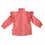 Dit prachtige roze ruffle baby blouse met unieke houten knoopjes heeft ruffles op de kraag en schouders. En is gemaakt van een zachte elastische kwaliteit wat comfort en warmte biedt voor je kleintje. De boord van de mouwtjes zijn afgewerkt met elastiek waardoor het aankleden nog makkelijker is.