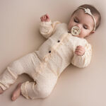 Dit leuke zalmkleurige boxpakje met lange mouwen komt uit de Amour collectie van Frogs and Dogs. Het boxpakje is gemaakt van zacht katoen en heeft een leuk stipjespatroon in de kleur zwart. De sluiting heeft 3 knoopjes in de vorm van een bloemetje en 2 drukkertjes. De zijkant van de opening heeft een schulprandje. De boorden van de mouwen en pijpjes zijn gezoomd met een elastiekje. 