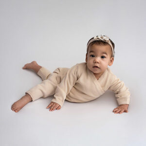 Deze mooie beige gebreide broekje komt uit de collectie Simply Nice Girl van Frogs and Dogs. De legging is effen van kleur en heeft een elastisch tailleband. De pijpjes zijn afgewerkt met een gebreid rufflerandje.