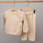 Deze mooie beige gebreide broekje komt uit de collectie Simply Nice Girl van Frogs and Dogs. De legging is effen van kleur en heeft een elastisch tailleband. De pijpjes zijn afgewerkt met een gebreid rufflerandje.