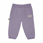Deze mooie paarse broekje komt uit de collectie Simply Nice Girl van Frogs and Dogs. Het broekje is effen van kleur en heeft aan de voorzijde 2 zakjes. Het broekje heeft een gerimpelde elastische tailleband. De onderkant van de pijpjes zijn gezoomd met elastiek.