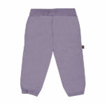 Deze mooie paarse broekje komt uit de collectie Simply Nice Girl van Frogs and Dogs. Het broekje is effen van kleur en heeft aan de voorzijde 2 zakjes. Het broekje heeft een gerimpelde elastische tailleband. De onderkant van de pijpjes zijn gezoomd met elastiek.